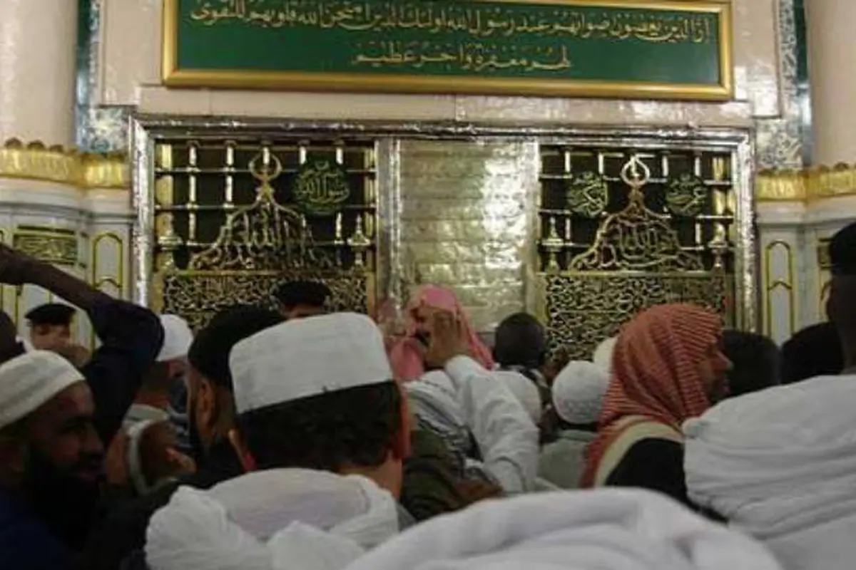 Berziarah ke Makam Nabi Muhammad SAW di Masjid Nabawi Madinah