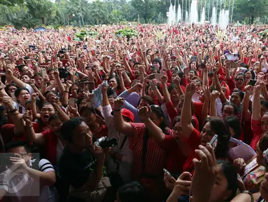 Aksi simpatik ratusan warga dengan menyanyikan lagu nasional yang dipimpin Addie MS di Balai Kota DKI Jakarta, Rabu (10/5). Ini merupakan aksi simpatik terhadap vonis yang dijatuhkan kepada Ahok atas kasus penodaan agama. (Liputan6.com/Johan Tallo)