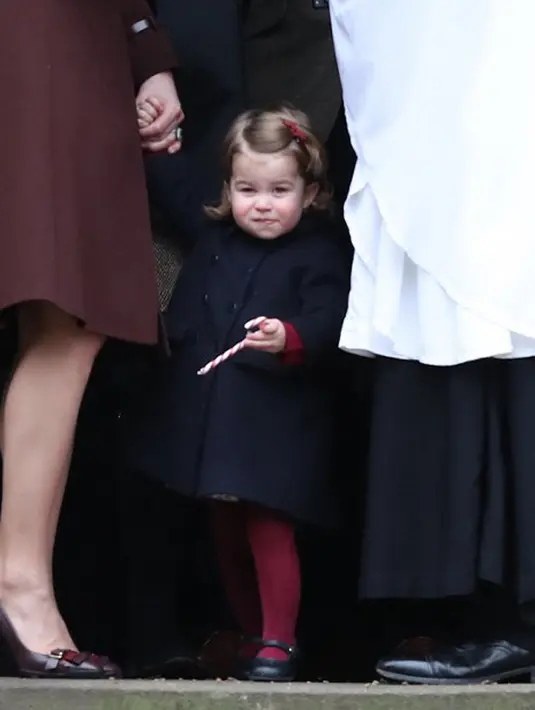 Charlotte mengenakan coat berwarna gelap dan bawahan berwarna merah, sedangkan George tampil dengan coat berwarna abu-abu dan kaos kaki panjang berwarna biru navy. Hadir mengumbar senyuman, keduanya semakin menggemaskan. (AFP/Bintang.com)