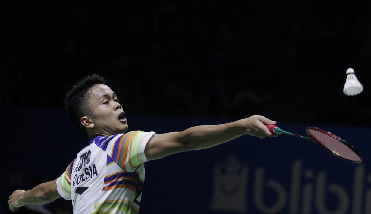Tunggal putra Indonesia, Anthony Ginting, mengembalikan kok saat melawan Lu Guang Zu pada Blibli Indonesia Open 2019 di Istora Senayan, Jakarta, Selasa (16/7). Ginting menang 20-22, 23-21 dan 21-18. (Bola.com/Vitalis Yogi Trisna)