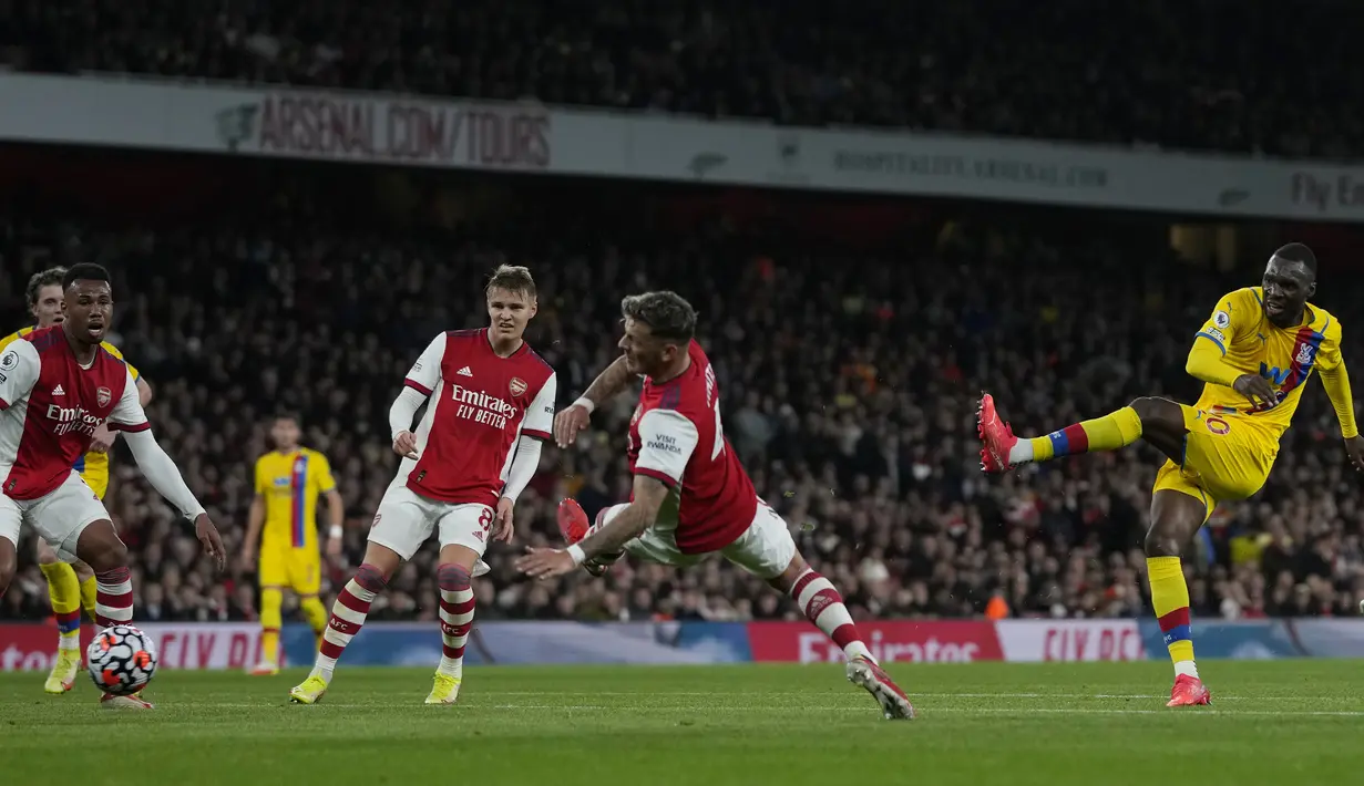 Crystal Palace hampir menyamakan skor pada menit ke-28 melalui Christian Benteke. Sepakan kaki kirinya masih mampu ditangkap kiper Arsenal, Aaron Ramsdale. (AP/Alastair Grant)