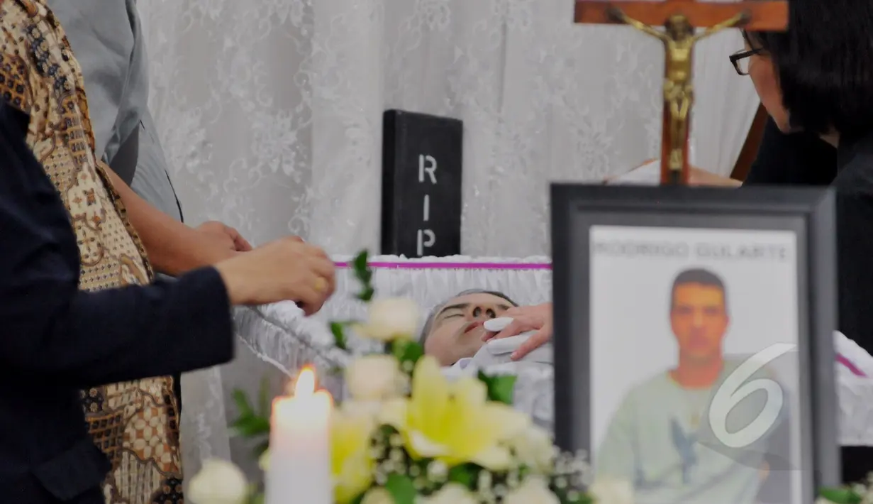 Kebaktian penghiburan Rodrigo Gularte usai dimandikan di rumah duka Saint Carolus, Jakarta, Rabu (29/04/2015). Rencananya usai disemayamkan jenazah Rodrigo akan dipulangkan ke Brazil. (Liputan6.com/Andrian M Tunay)