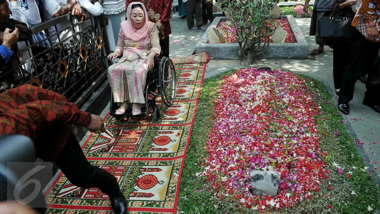 20150804-Milad Gus Dur, Keluarga Lakukan Ziarah Bersama-Jatim