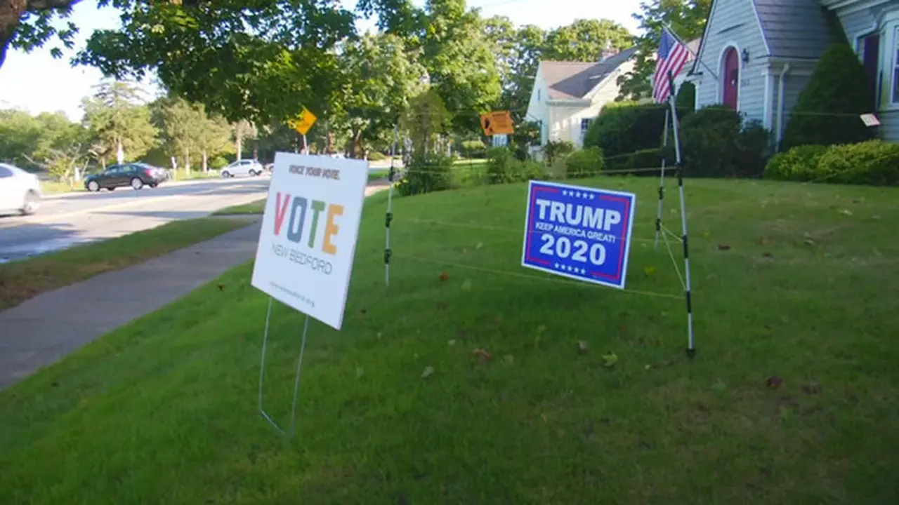 Papan Kampanye Trump Dipasang Pagar Listrik