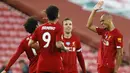 Gelandang Liverpool, Fabinho, melakukan selebrasi usai membobol gawang Crystal Palace pada laga Premier League di Stadion Anfield, Rabu (24/6/2020). Liverpool menang dengan skor 4-0. (AP/Phil Noble)