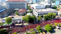 Sebanyak 24.000 peserta meramaikan Joged Bareng Goyang Semarangan memeriahkan HUT ke 472 Kota Semarang di Jalan Pemuda, Semarang, Kamis (2/5/2019). Lembaga Prestasi Indonesia Dunia (Leprid) mencatatnya sebagai rekor Joged Bareng Tari Semarangan dengan jumlah peserta terbanyak. (Liputan6.com/Gholib)