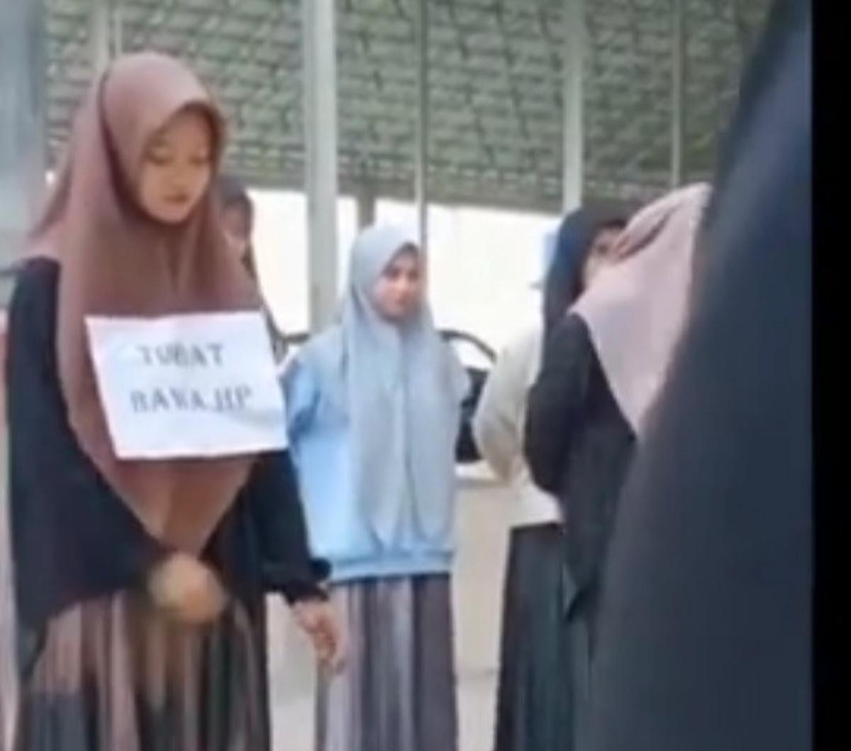 Warganet ikut berkomentar terhadap video yang tengah viral tersebut. Reaksi warganet pun pro dan kontra. Beberapa mendukung namun ada juga yang kontra dengan peraturan pondok pesantren tersebut.