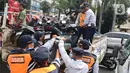 Sebelumnya penindakan, petugas melakukan pembinaan secara persuasif, humanis, dan diberikan surat pernyataan. (Liputan6.com/Angga Yuniar)