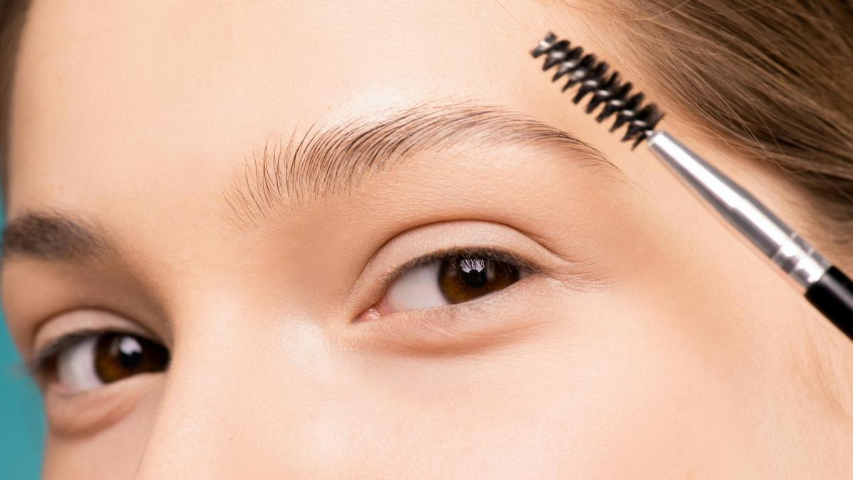 5 Tips Menebalkan Alis Secara Alami agar Tampil Cantik Natural