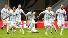 Penyerang timnas Argentina, Lautaro Martinez berselebrasi dengan rekannya setelah mengalahkan Kolombia dalam adu penalti saat laga semifinal Copa America 2021 di Estadio Nacional Brasilia, Rabu (7/7/2021).  Argentina lolos ke final usai menang 3-2 lewat adu penalti. (AP Photo/Andre Penner)