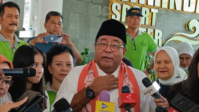 Calon Wakil Gubernur Jakarta nomor urut 3, Rano Karno, yang akrab disapa Bang Doel, mendatangi TPS 065 di Lebak Bulus, Jakarta Selatan, bersama istrinya, Dewi Indriati.