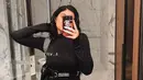Dengan outfit ketat, Kylie Jenner memperlihatkan lekuk tubuhnya dengan jelas. (instagram/kyliejenner)