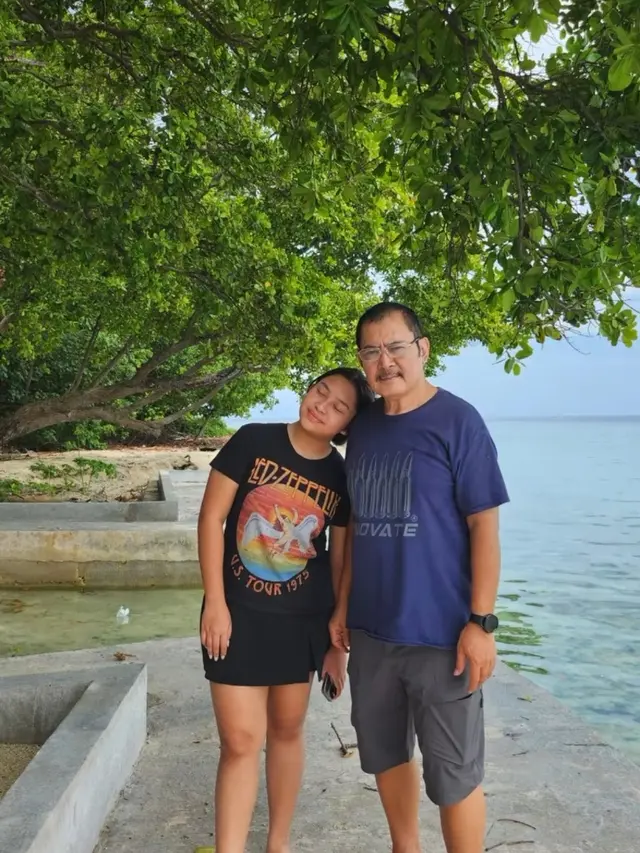 Mayangsari Liburan di Pulau Pribadi