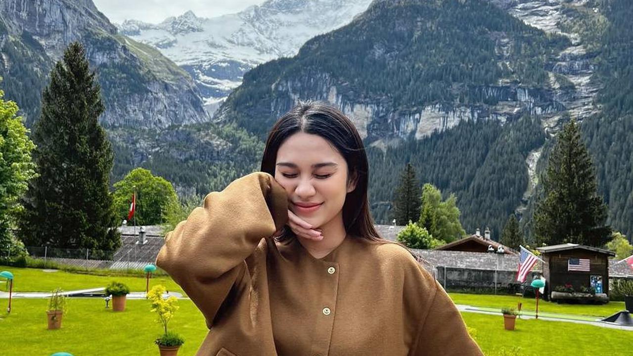 Sorotan netizen tak hanya pada gaya busana Azizah, tetapi juga pada kecantikan alaminya tanpa make up berlebihan selama momen liburan itu.<br>
