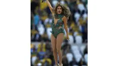 Jennifer Lopez tampil memeriahkan acara pembukaan Piala Dunia 2014 di Brasil, Kamis (12/6/14). (AFP PHOTO/Adrian Dennis)