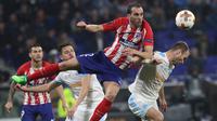 Pemain Atletico Madrid Diego Godin melakukan sundulan saat melawan Marseille dalam pertandingan final Liga Europa di Stade de Lyon, Prancis (16/5). Dengan kemenangan tersebut Atletico berhasil menjuarai  Liga Europa 2018. (AP Photo / Laurent Cipriani)