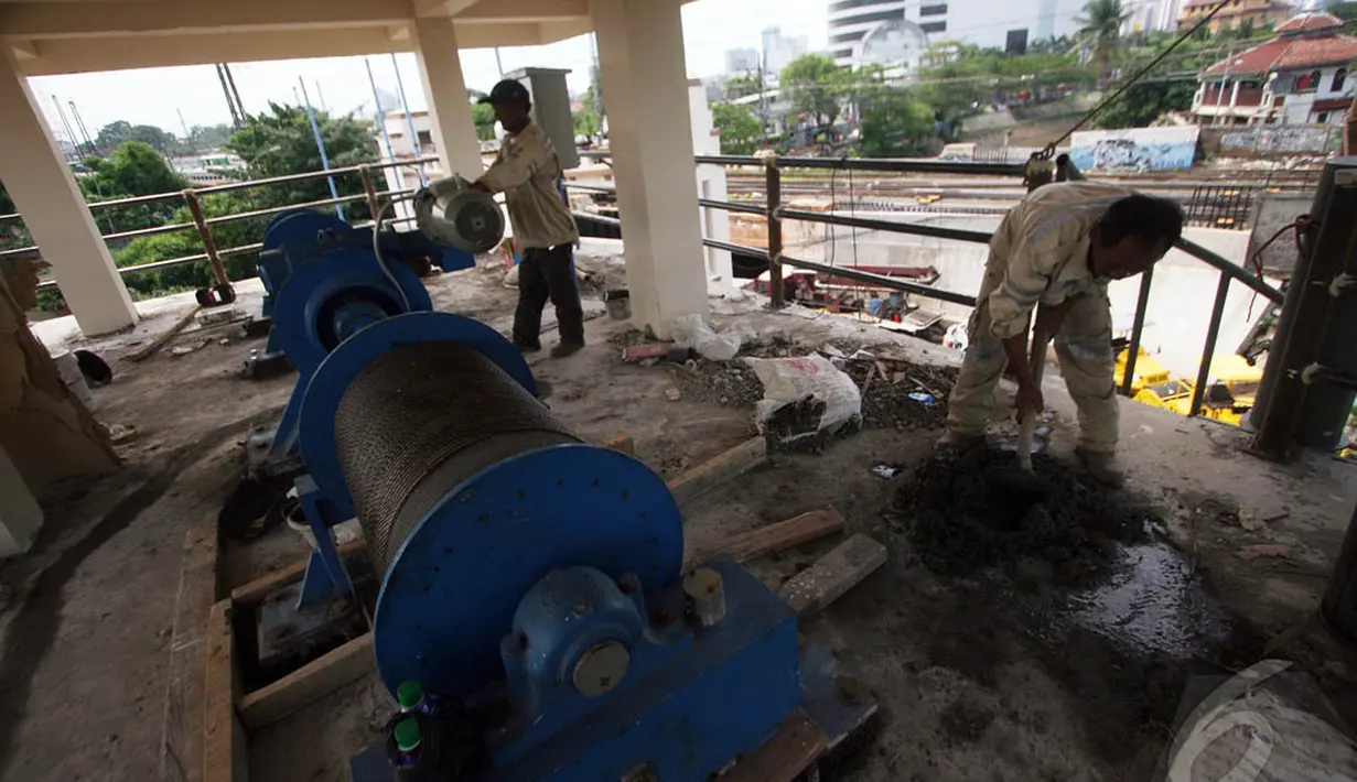 Pembangunan pintu air Manggarai ditargetkan dapat selesai pada awal Januari 2015 untuk mengatisipasi banjir pada musim hujan, Jakarta, Senin (29/12/2014). (Liputan6.com/Faizal Fanani)