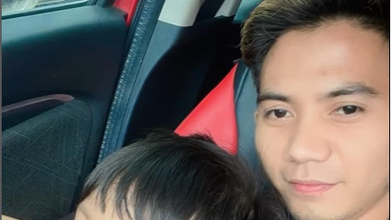 Anteng Sampai Ketiduran Bareng, Ini 8 Potret Rizki DA Bagikan Momen Hangat dengan Anaknya