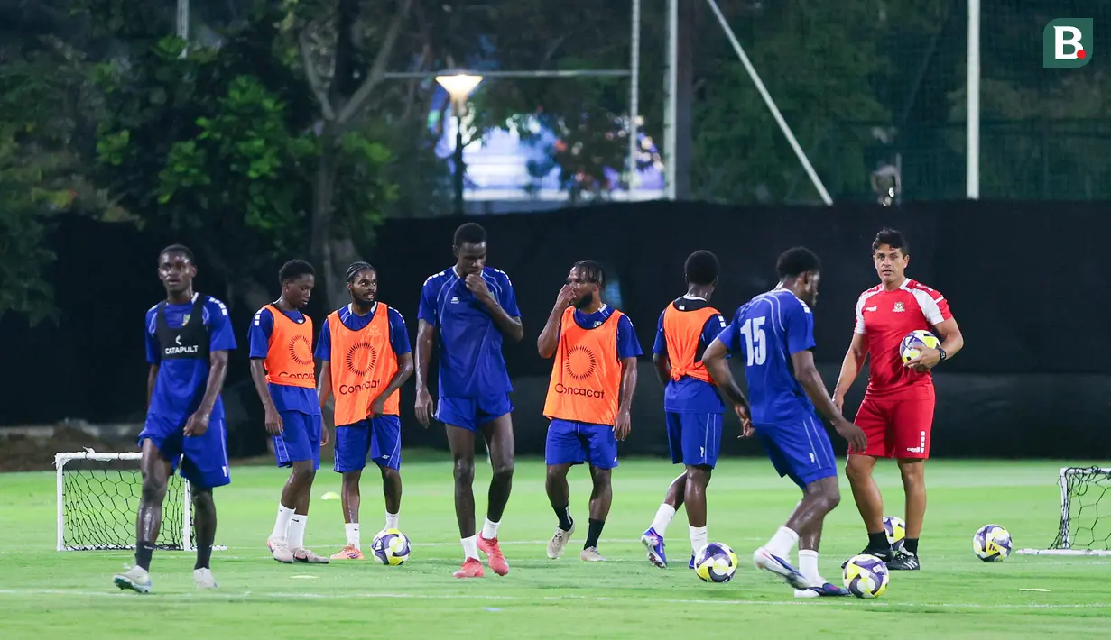 Para pemain Saint Kitts and Nevis menggelar sesi latihan jelang laga melawan Timnas Indonesia di ajang FIFA Series 2026. (Bola.com/M Iqbal Ichsan)