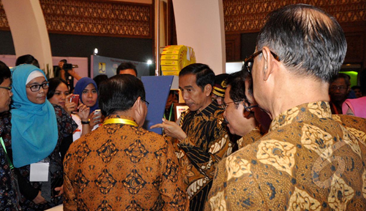 Presiden Joko Widodo (tengah) saat berbincang  di Jakarta Food Security Summit, Jakarta, Kamis (12/2/2015).  Acara ini ditujukan untuk mewujudkan karya dan komitmen para pelaku usaha dalam skala nasional dan internasional. (Liputan6.com/Faizal Fanani)