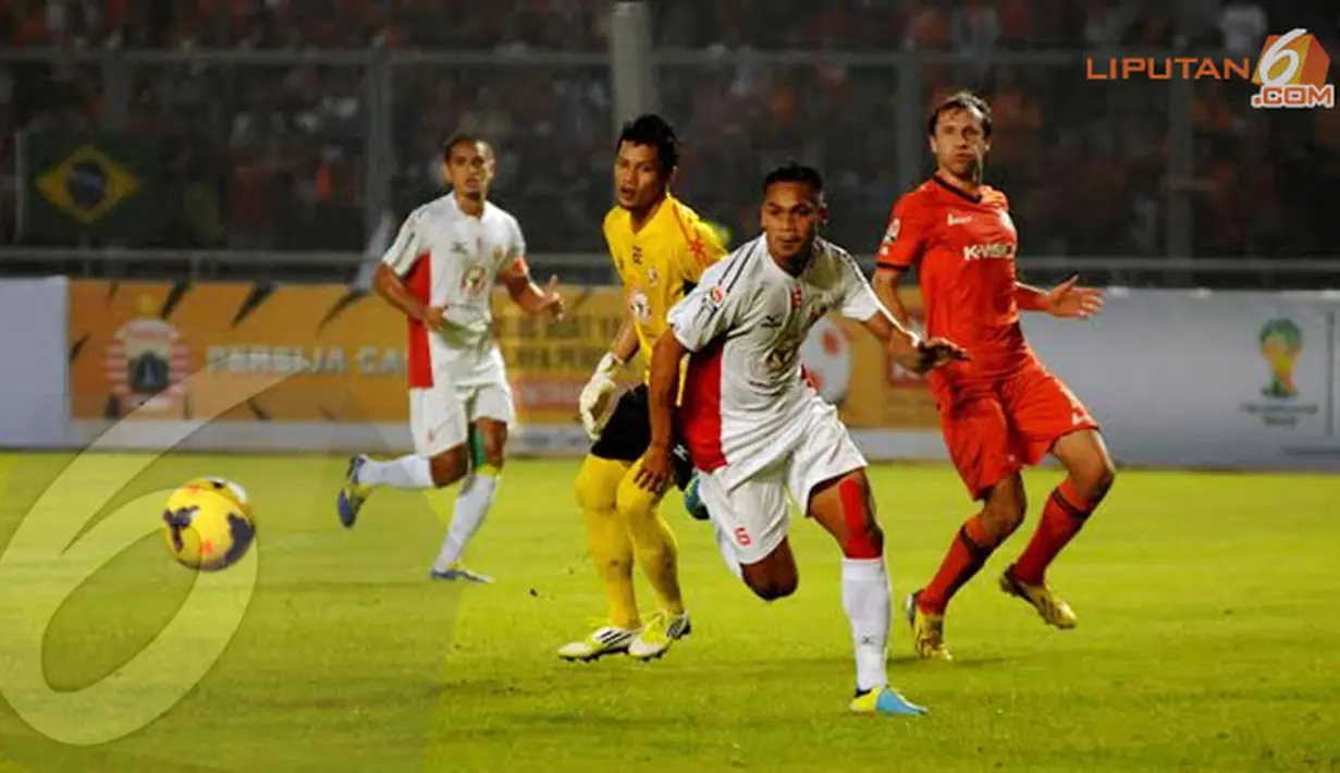 Pemain belakang Semen Padang Saefulloh Maulana berusaha mengambil-alih penguasaan bola dari pemain Persija Jakarta Ivan Bosnjak (Liputan6.com/Helmi Fithriansyah)