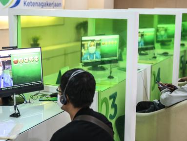 Peserta berkonsultasi dengan costumer service melalui Lapak Asik (Layanan Tanpa Kontak Fisik) di Kantor Cabang BPJamsostek Cilandak, Jumat (19/6/2020). Layanan dengan protokol kesehatan tanpa harus kontak langsung ini dalam rangka mencegah penularan COVID-19. (Liputan6.com/Faizal Fanani)