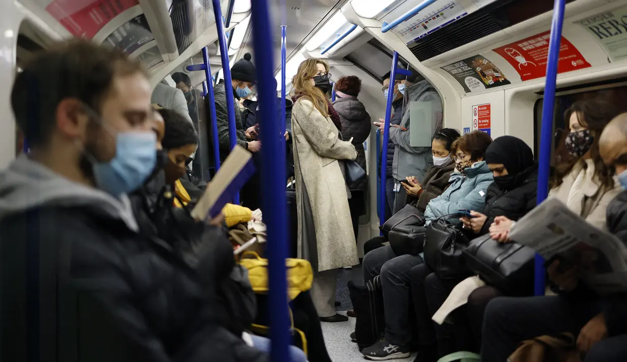 Penumpang melakukan perjalanan dengan kereta bawah tanah Transport for London (TfL) Victoria Line menuju pusat kota London (5/1/2022). Rumah sakit Inggris telah kekurangan staf yang disebabkan oleh gelombang infeksi Omicron, kata pemerintah pada hari Selasa (4/1). (AFP/Tolga Akmen)