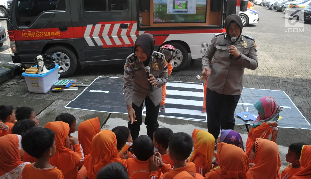 Polisi wanita (polwan) mengajarkan tertib lalu-lintas kepada anak-anak TK ABA Uswatun Hasanah Tembalang saat kunjungan ke Polrestabes Semarang, Selasa (9/4). Polisi memberi penyuluhan dan pembinaan kepada anak-anak untuk taat berlalu lintas sejak dini. (Liputan6.com/Gholib)