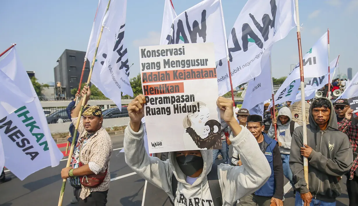 Peserta tindakan melakukan long march sembari membawa poster berisi seruan mengenai persoalan lingkungan dalam peringatan Hari Keadilan Ekologis (HKE) 2026 di area Senayan, Jakarta, Senin (21/9/2026). (KLY/Budy Santoso)