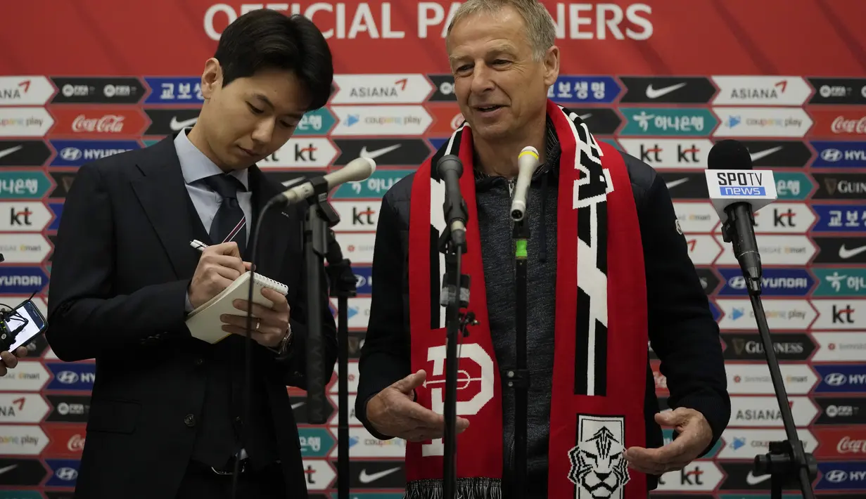 Pelatih Timnas Korea Selatan yang baru, Jurgen Klinsmann berbicara saat konferensi pers di Bandara Internasional Incheon di Incheron, Korea Selatan, Rabu, 8 Maret 2023. Jurgen Klinsmann, tidak membuang banyak waktu untuk menetapkan target pertamanya bersama Taeguk Warriors. Pelatih asal Jerman mengatakan bahwa ia ingin mengakhiri paceklik gelar Piala Asia, yang telah berlangsung lebih dari 60 tahun. (AP Photo/Ahn Young-Joon)
