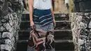 Begini inspirasi padu padan white sleeveless blouse dengan tenun ikat Pahikung dari Sumba yang dililit sebagai bawahan. Adik Sara Wijayanto ini tampil natural dan tetap elegan dengan ramput ponytail. Tak lupa ia menambahkan aksesoris simple seperti kalung.(Liputan6.com/IG/@adiniawrst)