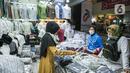 Calon pembeli memilih perlengkapan ibadah di pasar Tanah Abang Jakarta, Sabtu (17/4/2021). Saat bulan Ramadhan, umat muslim ramai berbelanja perlengkapan ibadah seperti, tasbih, sajadah, peci dan baju muslim untuk dipergunakan saat beribadah di bulan suci. (Liputan6.com/Faizal Fanani)