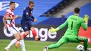 Penyerang Prancis, Antoine Griezmann, berusaha mencetak gol ke gawang Kroasia pada laga UEFA Nations League di Stade de France, Prancis, Rabu (9/9/2020) dini hari WIB. Prancis menang 4-2 atas Kroasia. (AFP/Franck Fife)