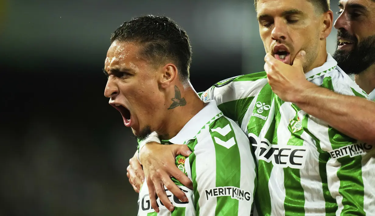 Pemain Real Betis, Antony (kiri) melakukan selebrasi setelah mencetak gol ke gawang Fiorentina dalam laga leg 1 semifinal Conference League 2024/2025 di Benito Villamarin Stadium, Sevilla, Spanyol, Kamis (01/05/2025) waktu setempat. (AP Photo/Jose Breton)