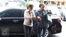 Putri Indonesia 2005, Nadine Chandrawinata setibanya di Gedung Subdit Resmob Polda Metro Jaya, Jakarta, Senin (19/9). Nadine menjalani pemeriksaan sebagai saksi terkait kepemilikan senjata api ilegal Gatot Brajamusti. (Liputan6.com/Herman Zakharia)