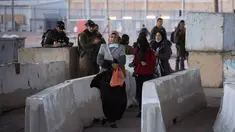 Tentara Israel memeriksa seorang perempuan Palestina saat dia menunggu untuk menyeberangi pos pemeriksaan Qalandia antara kota Ramallah Tepi Barat dan Yerusalem, untuk menghadiri sholat Jumat kedua bulan suci Ramadhan di Masjid Al-Aqsa, Jumat (23/4/2021). (AP Photo/Majdi Mohammed)