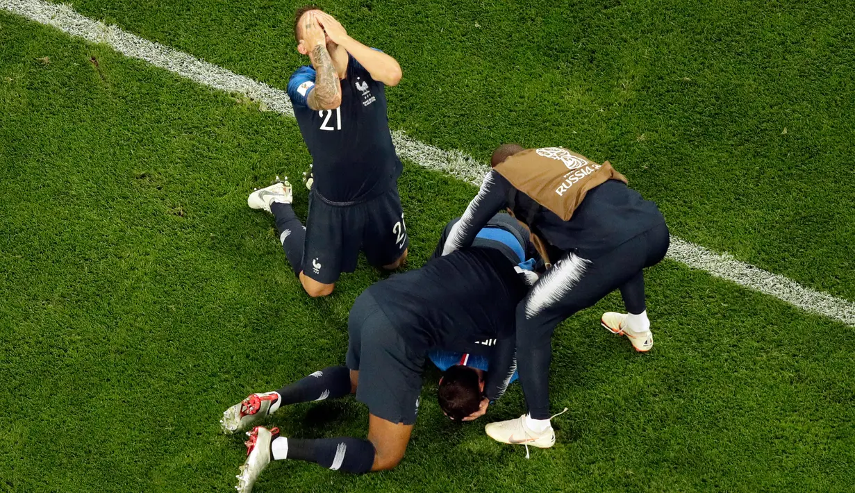 Pemain timnas Prancis merayakan kemenangan mereka atas Belgia pada babak semifinal di Stadion St. Petersburg, Selasa (10/7). Gol Samuel Umtiti mengantarkan Prancis mendepak Belgia sekaligus lolos ke final Piala Dunia 2018. (AP/ Dmitri Lovetsky)