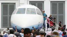 Pengunjung antre untuk masuk ke Pesawat N250 pada Habibie Festival di Museum Nasional, Jakarta, Minggu (14/8). Tingginya antusiasme warga membuat pengunjung harus antre untuk dapat melihat bagian dalam kendaraan tersebut. (Liputan6.com/Immanuel Antonius)