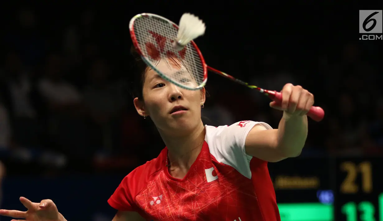Pebulu tangkis Jepang, Sayaka Sato mengembalikan kok ke arah pemain Thailand, Nitchaon Jindapol di Semifinal Indonesia Open 2017 di Jakarta, Sabtu (17/6). Sato unggul 13-21, 21-18, 21-14. (Liputan6.com/Helmi Fithriansyah)