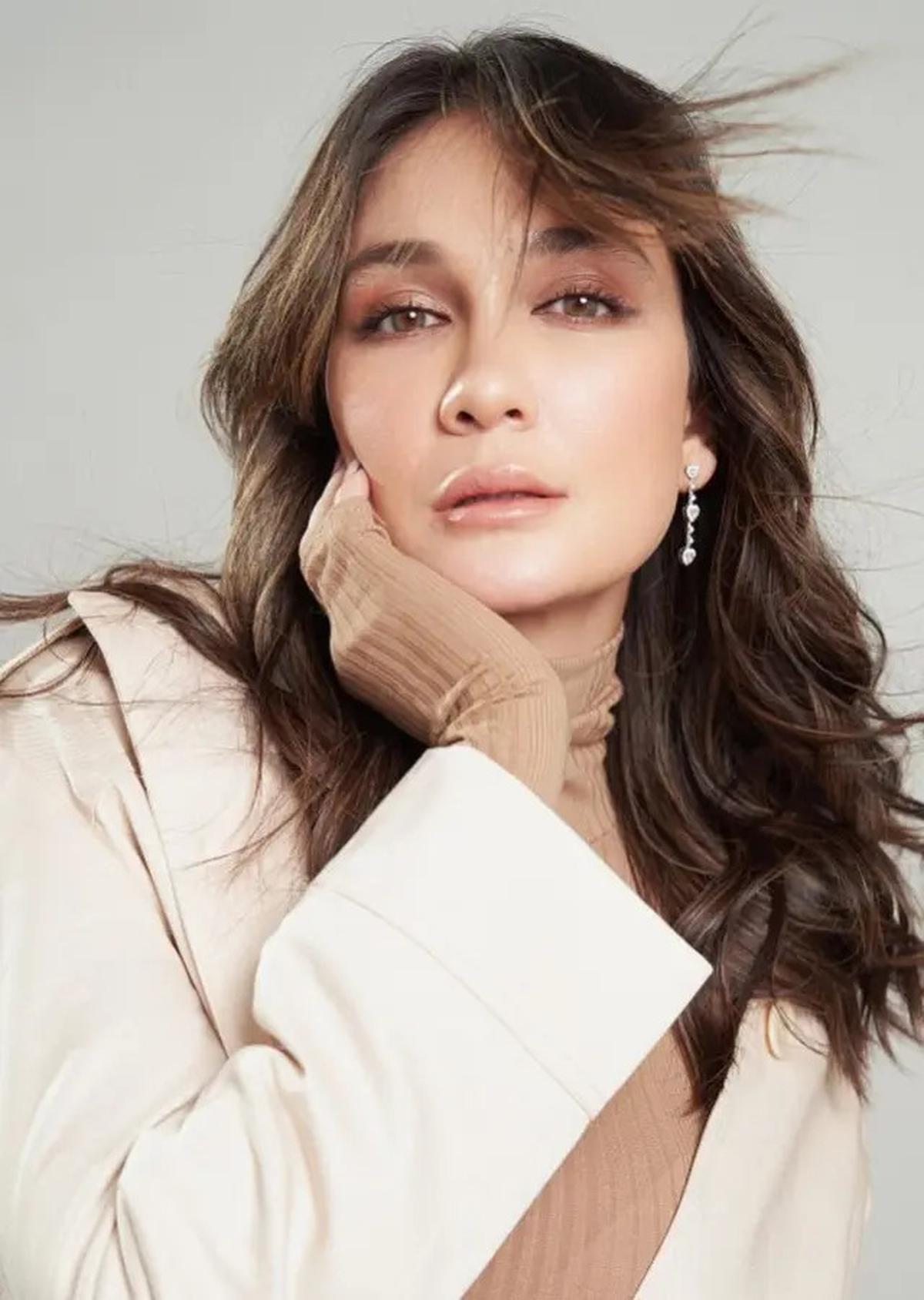 6 Model Rambut Panjang Bergelombang ala Luna Maya, Simpel Tapi Classy