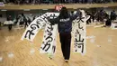 Panitia mengumpulkan kertas yang telah ditulisi untuk dinilai saat lomba kaligrafi Tokyo, Jepang (5/1). Lomba kaligrafi tulisan Jepang ini digelar setiap tahun yang diadakan pada awal tahun baru. (AFP Photo/Behrouz Mehri)