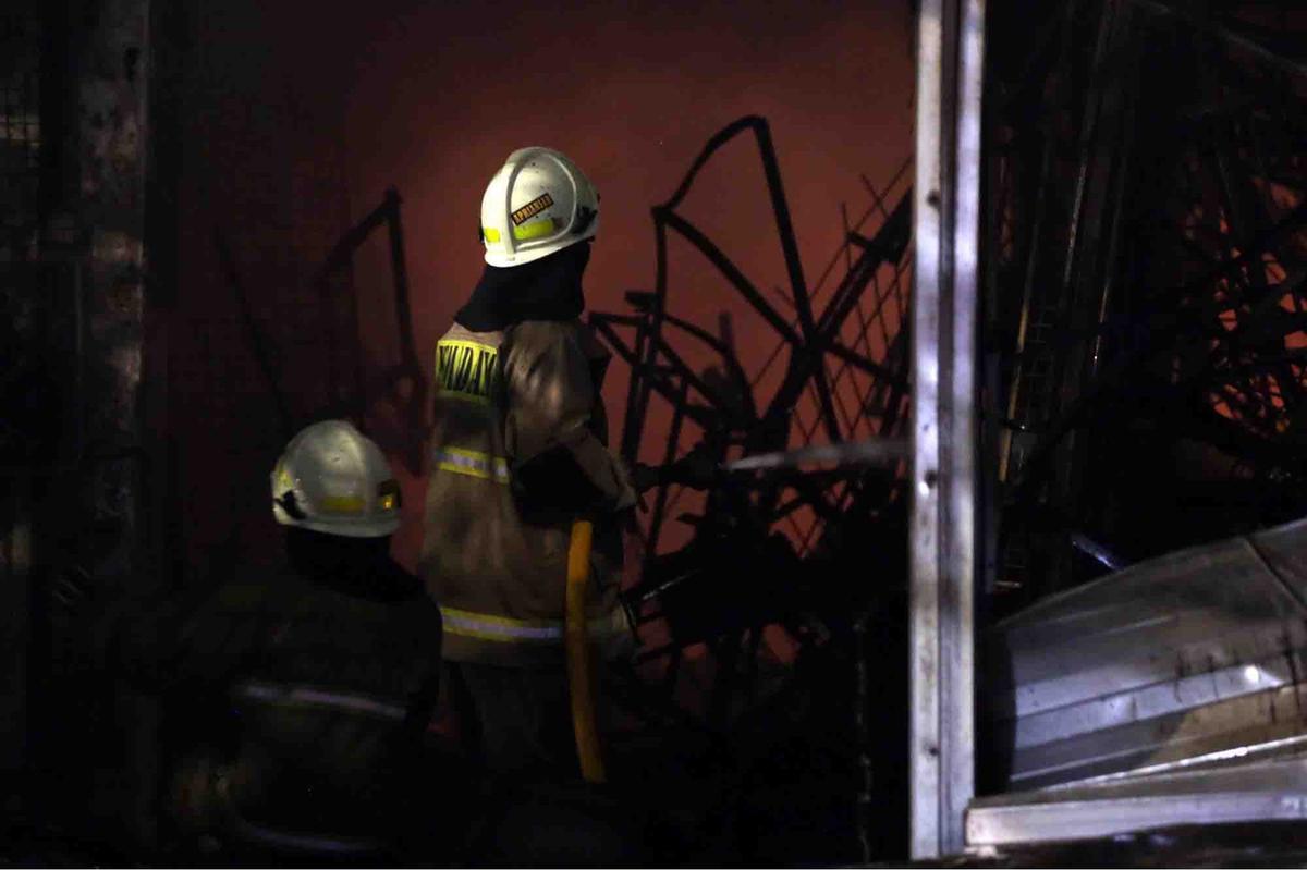 FOTO: Api Lahap Pasar Taman Puring, 500 Kios Hangus Terbakar