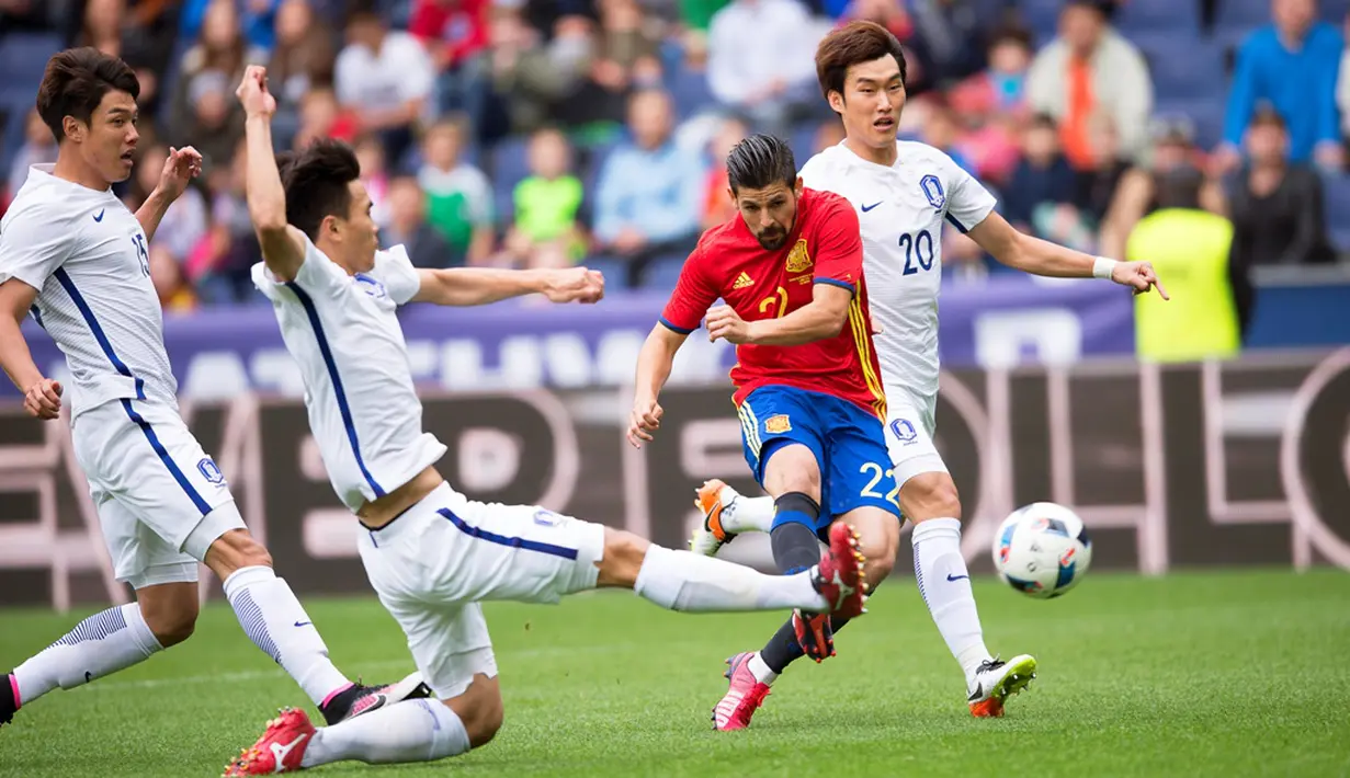 Pemain Spanyol, Nolito, saat mencetak gol ke gawang Korea Selatan pada laga persahabatan di Red Bull Arena, Wals-Siezenheim, Austria, Rabu (1/6/2016). (EPA/Andreas Schaad)