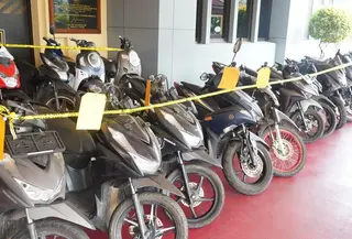 Polisi menyita 43 sepeda motor hasil curian dari jaringan curanmor Jakarta-Jambi. (Foto: Istimewa).