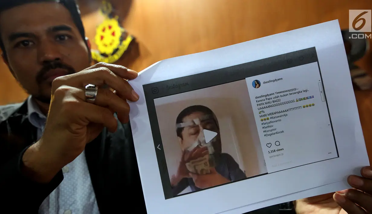 Tim kuasa hukum Ketua DPR Setya Novanto menunjukkan sejumlah meme yang beredar di internet di Direktorat Pidana Cyber Bareskrim Polri, Jakarta, Rabu (1/11). Laporan tersebut berisi tuduhan fitnah dan pencemaran nama baik. (Liputan6.com/JohanTallo)