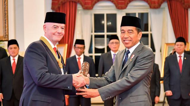 Gianni Infantino dan Joko Widodo