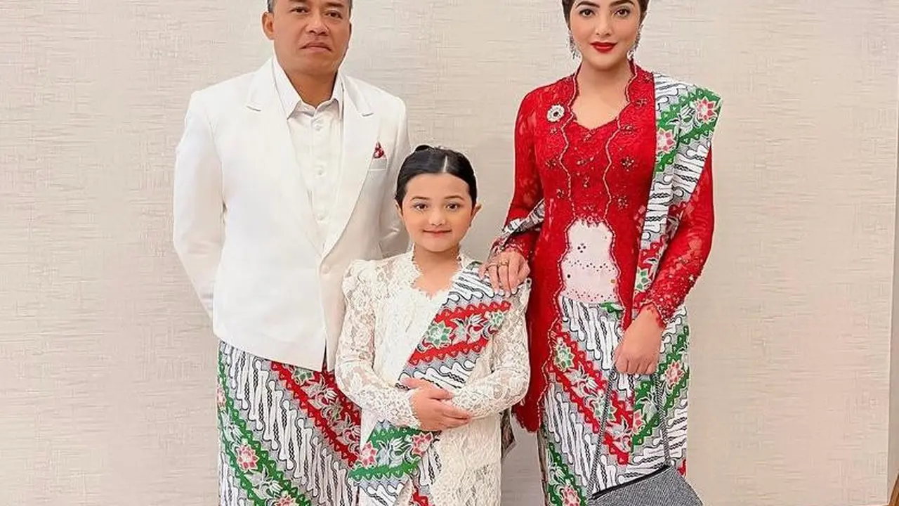8 Pesona Arsy Hermansyah Pakai Kebaya Putih Saat Ikut Lomba Nyanyi Kejuaraan Dunia di Amerika Serikat