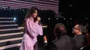 Camila Cabello sukses membuat suasana Grammy Awards ke-62 menjadi syahdu. Tampil anggun dengan gaun pinknya, ia mempersembahkan lagunya yang berjudul ‘First Man’ untuk laki-laki yang paling dicintainya, yakni sang ayah, Alejandro. (Instagram/camila_cabello)