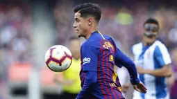 Gelandang Barcelona, Philippe Coutinho, mengontrol bola saat melawan Espanyol pada laga La Liga di Stadion Camp Nou, Sabtu (30/3). Barcelona menang 2-0 atas Espanyol. (AP/Manu Fernandez)