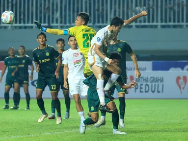 Kiper Persikabo 1973, Syahrul Trisna (tengah) berusaha menghalau bola yang mengarah ke pemain Persija Jakarta, Aji Kusuma pada laga pekan kedua BRI Liga 1 2023/2024 di Stadion Pakansari, Cibinong, Bogor, Minggu (9/7/2023). (Bola.com/M Iqbal Ichsan)